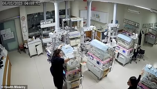 Đốn tim với hình ảnh nữ y tá lao vào phòng chăm sóc đặc biệt bảo vệ trẻ sơ sinh giữa trận động đất - 1