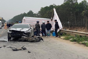 Ôtô tông liên tiếp 2 xe máy ở Hà Nội, một người chết