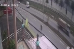 Video: Xe tải đang chạy bất ngờ văng lốp ra đường