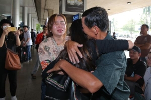 Mẹ Huỳnh Như khóc khi con gái trở về từ Bồ Đào Nha