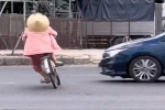 Người phụ nữ đạp xe băng băng trên đường ngược chiều rồi va vào xe con, dân mạng bóc mẽ ngay nguyên nhân sự việc