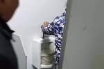Clip: Kinh hoàng khi bắt quả tang người phụ nữ vào nhà WC Nam lấy nước để làm đồ ăn
