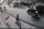Người đi đường ngỡ ngàng với cảnh tượng nhóm thanh niên nghi cảnh sát hình sự đột kích xe con giữa phố