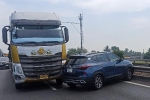 Ôtô nằm chắn ngang cao tốc TP.HCM - Trung Lương sau tai nạn