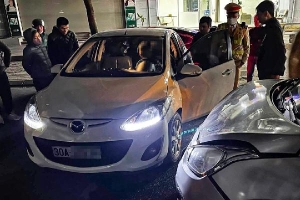 Ôtô Mazda tông liên hoàn 4 xe trong khu đô thị ở Hà Nội