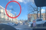 Phát hiện 'khí cầu do thám' trên trời, cảnh sát hoảng hốt dừng xe kiểm tra nhưng sự thật khiến tất cả phải ngã ngửa