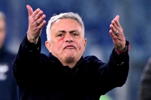 HLV Mourinho bị đuổi, Roma thua sốc đội bét bảng