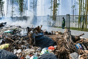 Bãi rác cháy ngùn ngụt cạnh trụ sở Viettel và công viên CV1