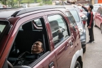 Tài xế ngủ gục trong xe khi chờ tới lượt đăng kiểm ở Hà Nội