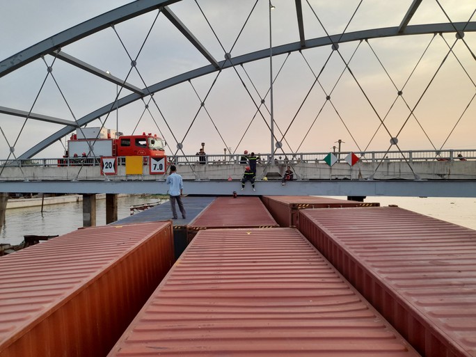 Cận cảnh sà lan chở 27 container kẹt dưới gầm cầu Mang Thít - Ảnh 1.