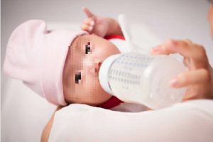 Bé gái 2 tháng tuổi tử vong nghi do ngạt sữa, bố mẹ cần lưu ý gì?