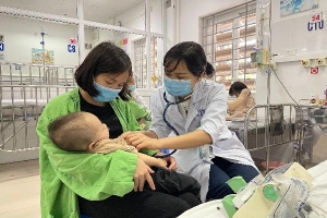 Bệnh viện ở Hà Nội kín giường vì trẻ mắc bệnh đường hô hấp