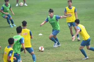 Tuyển Việt Nam và U23 đối đầu nảy lửa trên sân tập