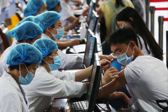 Choáng với số tiền Trung Quốc mua vắc-xin ngừa COVID-19 - Ảnh 1.