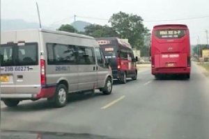 Khởi tố 2 tài xế chèn ép xe khách trên đường Hồ Chí Minh