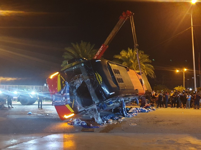 Ớn lạnh khoảnh khắc xe tải húc văng xe khách khiến 13 người bị thương - 1