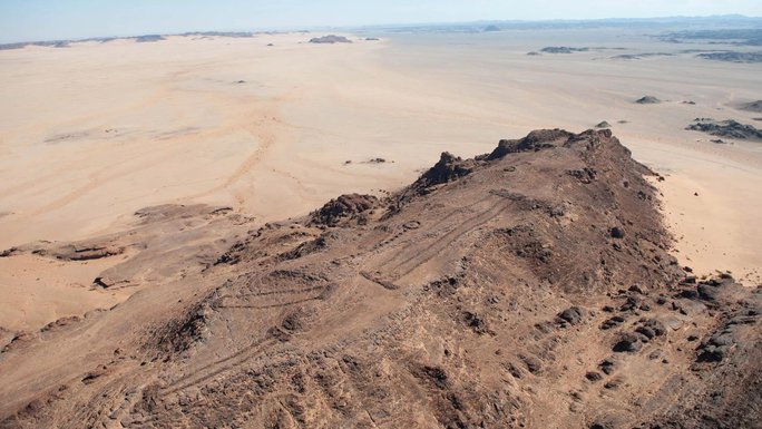 Vật lạ ngoài Trái Đất, hài cốt 7.000 năm: Phát hiện kinh ngạc giữa sa mạc Ả Rập - Ảnh 1.