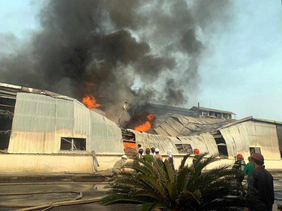 Cháy lớn ở nhà máy sản xuất bánh gạo tại khu kinh tế Chân Mây
