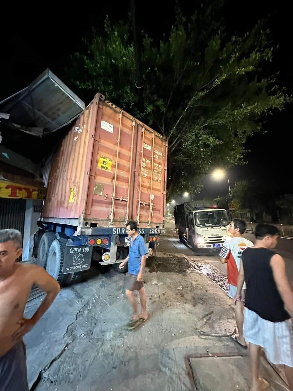 Vụ container ủi sập 3 nhà dân giữa đêm, camera chỉ ra 17 giây quan trọng trước tai nạn - Ảnh 2.