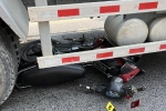 Xe máy chui gầm xe bê tông, một người tử vong