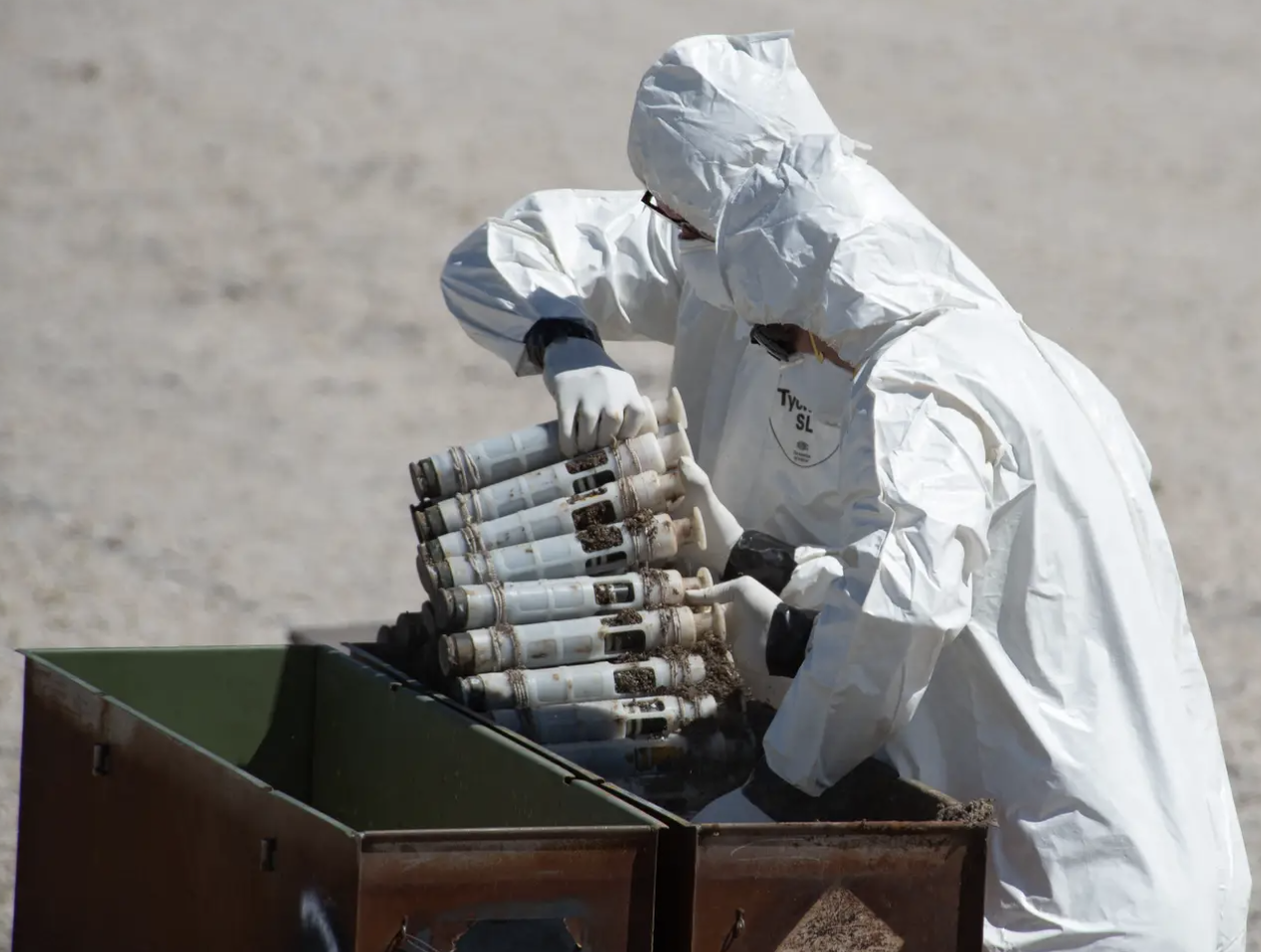 Kỹ thuật viên xử lý bom mìn thuộc Lực lượng Vệ binh quốc gia Không quân Mỹ di dời an toàn trên 500 quả đạn uranium nghèo vào ngày 23/6/2022 tại Kho quân sự Tooele, bang Utah. Ảnh: Insider