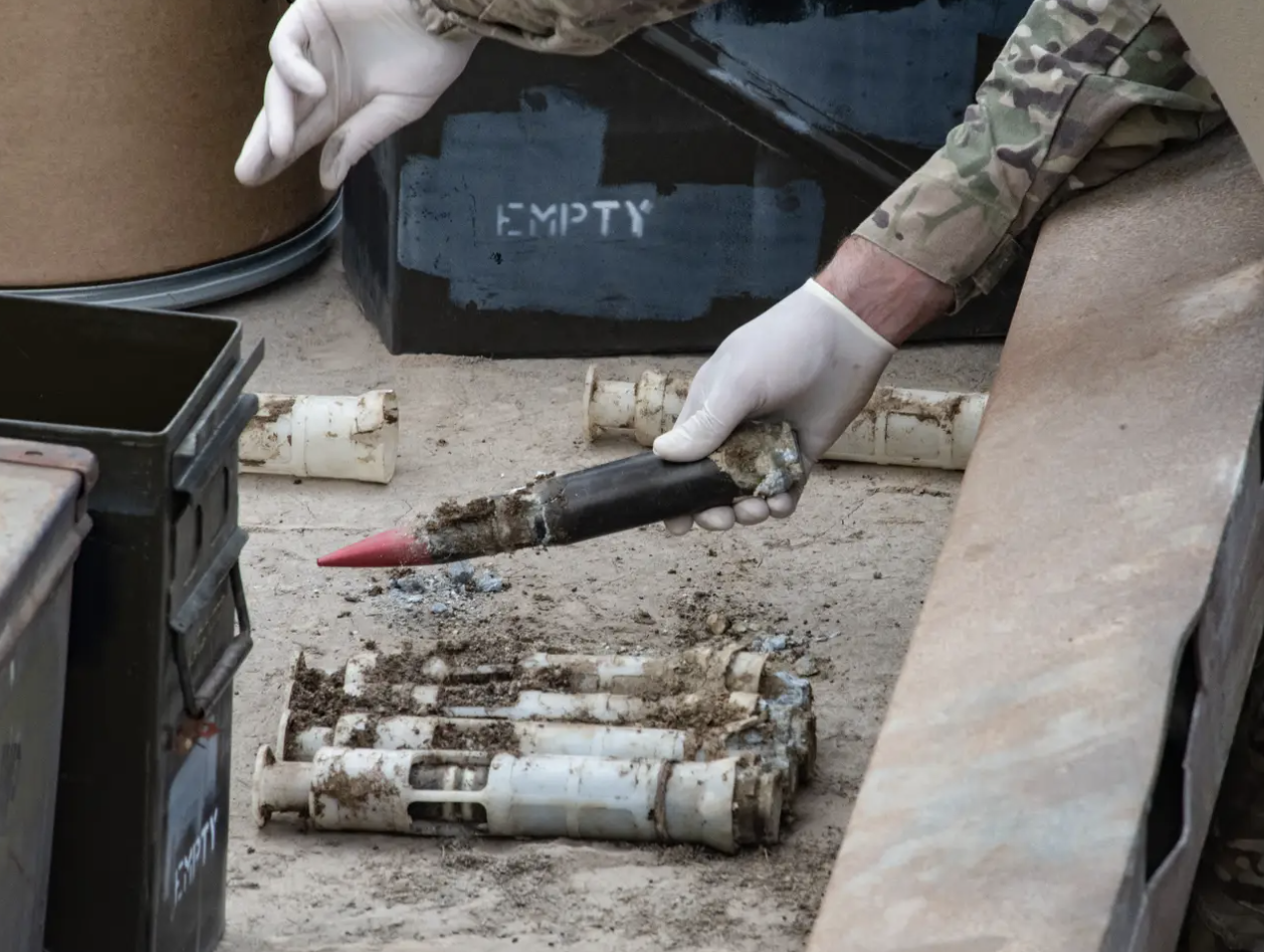 Các kỹ thuật viên xử lý bom mìn Mỹ chuẩn bị xử lý một số quả đạn uranium nghèo bị hư hại tại Kho Quân sự Tooele vào 23/6/2022. Ảnh: Insider 