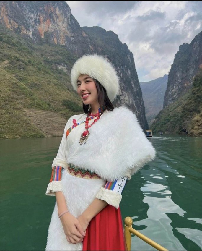 Tranh cãi việc hoa hậu Thuỳ Tiên mặc đồ Mông Cổ ở sông Nho Quế - Ảnh 3.