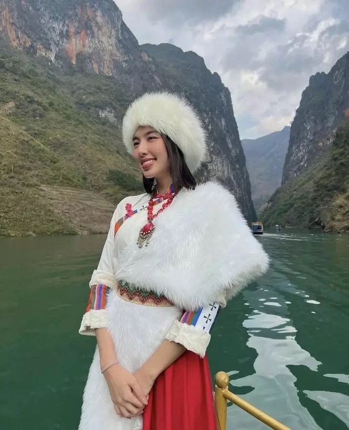 Hoa hậu Thùy Tiên xin lỗi vì trang phục không phù hợp - Ảnh 1.