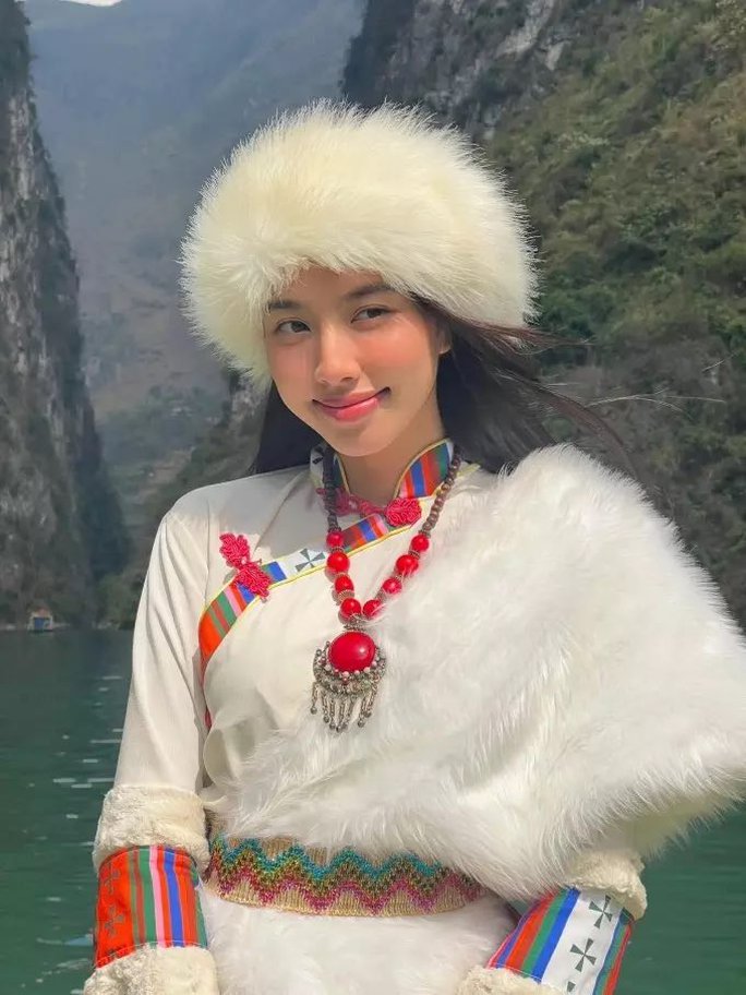 Hoa hậu Thùy Tiên xin lỗi vì trang phục không phù hợp - Ảnh 2.