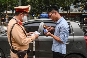 Đỗ xe ở lòng đường Hà Nội, tài xế xếp hàng dài chờ bị xử phạt