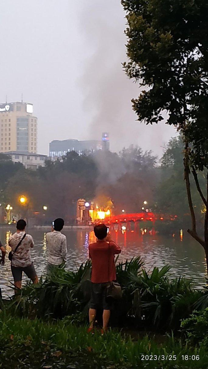 Cháy lớn tại bốt soát vé Đền Ngọc Sơn - Ảnh 3.