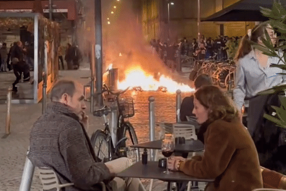 Nhóm thực khách Pháp thản nhiên ăn uống cạnh đám cháy