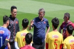 HLV Troussier trấn an tinh thần các cầu thủ trước trận gặp Kyrgyzstan
