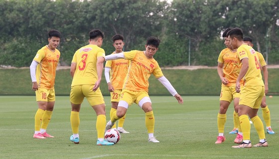 HLV Troussier trấn an tinh thần các cầu thủ trước trận gặp Kyrgyzstan - Ảnh 2.