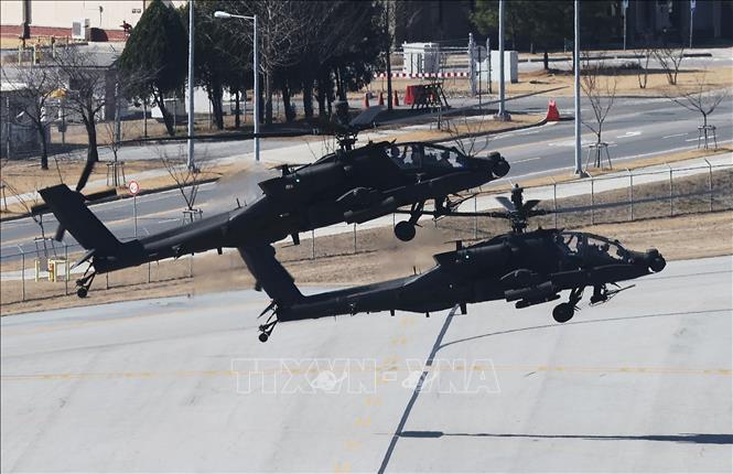 Trực thăng tấn công Apache của Mỹ cất cánh từ căn cứ Humphreys ở Pyeongtaek (Hàn Quốc), tham gia cuộc tập trận chung Mỹ-Hàn ngày 13/3/2023. Ảnh: Yonhap/TTXVN