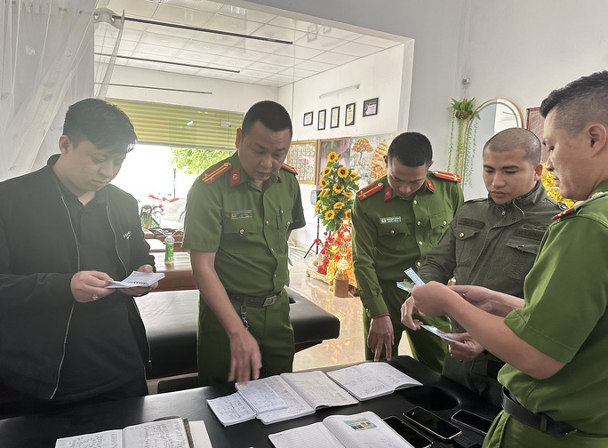 Hơn 500 cảnh sát ở Thanh Hóa kiểm tra các cơ sở cầm đồ, cho vay tài chính - Ảnh 2.