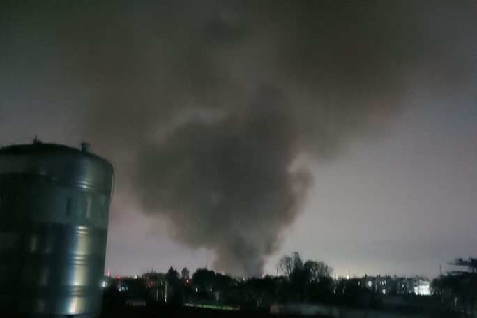 Cháy lớn ở quận 12, cột khói bốc cao  - Ảnh 2.