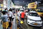 Bộ GTVT yêu cầu rà soát vụ khách tại Tân Sơn Nhất gánh 3 loại phí taxi