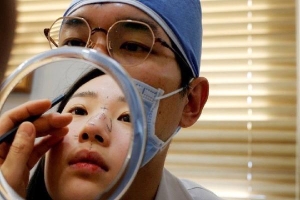 Bị liệt mặt vì ca phẫu thuật xóa nếp nhăn ở Hàn Quốc