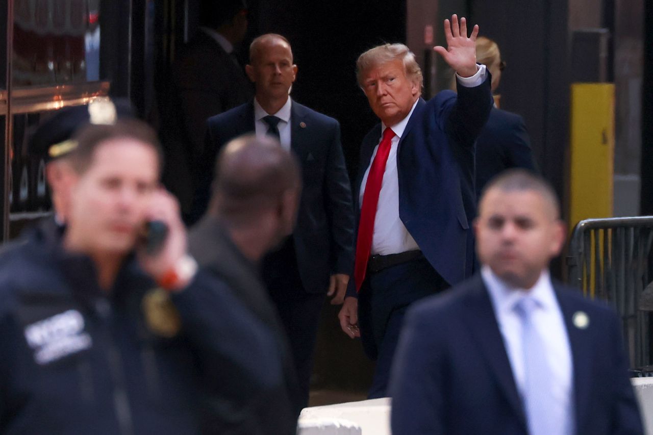 Ông Trump vẫy tay chào những người ủng hộ khi đến Tháp Trump ở New York ngày 3/4. Ảnh: AP