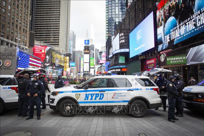 Cảnh sát gác trên đường phố New York, Mỹ. Ảnh: AFP/TTXVN