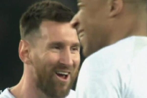 Phản ứng của Mbappe khi Messi bị la ó