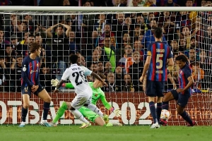 Benzema lập hat-trick giúp Real thắng Barca 4-0