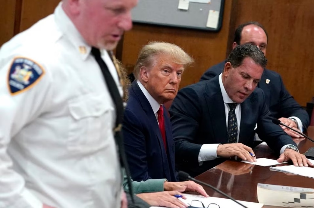 Cựu Tổng thống Trump (giữa) tại phiên tòa ở New York ngày 4/4. Ảnh: Reuters