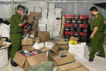 Hà Nội: Gần 5 tiếng đồng hồ kiểm tra kho hàng chứa hơn 17.000 sản phẩm nghi nhập lậu