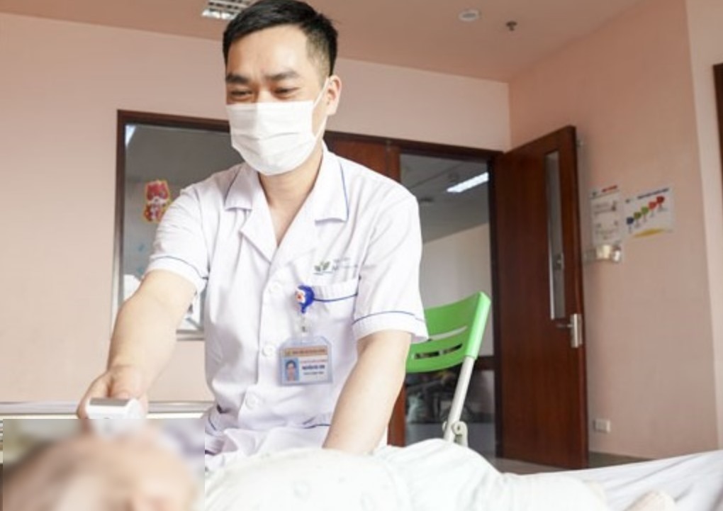 Em bé ở Hà Nội bị nhỏ nhầm axit vào miệng: Chuyên gia cảnh báo gì?