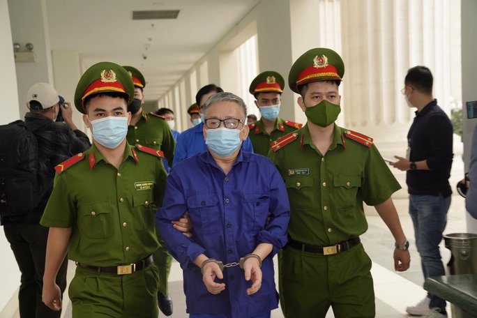 Cựu giám đốc Bệnh viện Tim Hà Nội Nguyễn Quang Tuấn hôm nay hầu toà - Ảnh 6.