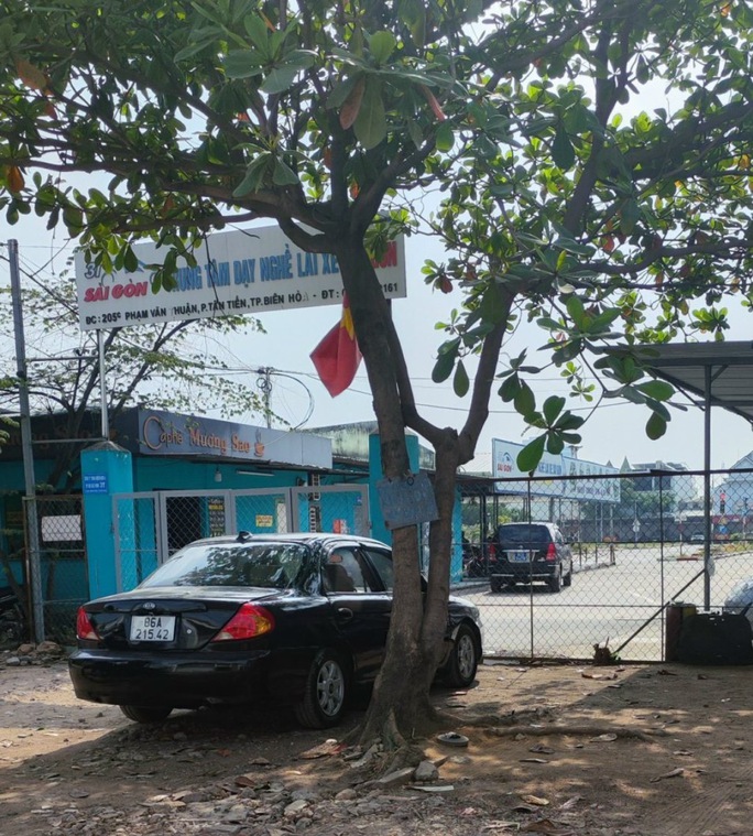 NÓNG: Công an khám xét tại Trung tâm dạy nghề lái xe Sài Gòn  - Ảnh 3.