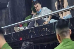 DJ Thái Hoàng bị bắt quả tang tàng trữ ma túy khi biểu diễn trong quán bar