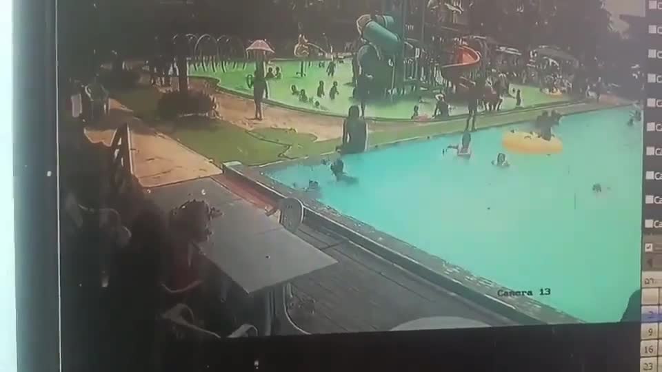Video - Clip: Bé trai 4 tuổi bị đuối nước ngay giữa bể bơi đông người